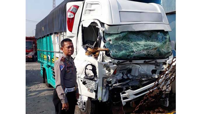 Truk Tabrak Truk di Belokan Jenun, 1 Sopir Luka Berat