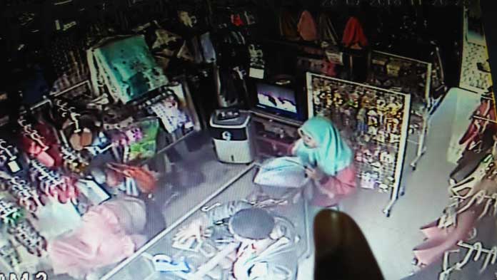 Dua Maling Pembobol Toko Terekam CCTV