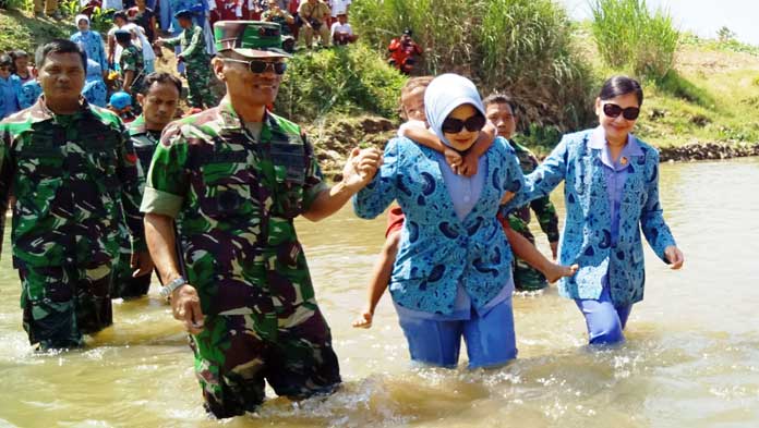 TNI AU Ambil Alih Pembangunan Jembatan  Gantung Desa Ciledug Wetan