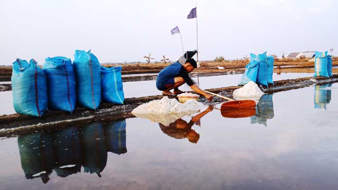 Harga Garam Murah, Petani Pilih Jual Musim Hujan Nanti