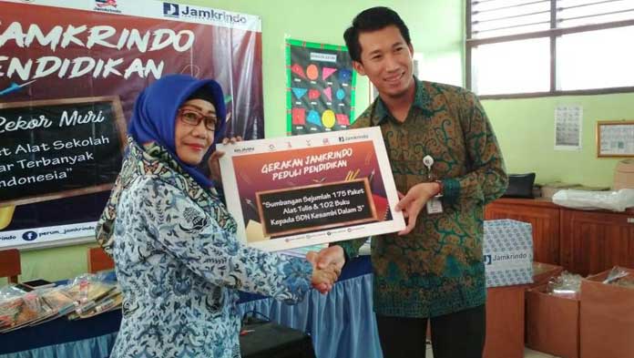 SDN Kesambi Dalam III Terima Paket Bantuan Pendidikan dari Perum Jamkrindo