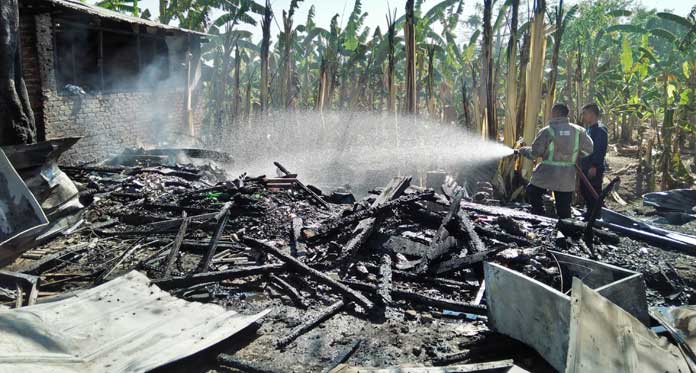 Ditinggal Pemiliknya, Warung Kopi Dekat Terminal Weru Terbakar