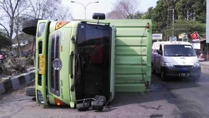 Mobil Boks Muatan Saus Terguling di Jl Brigjen Darsono