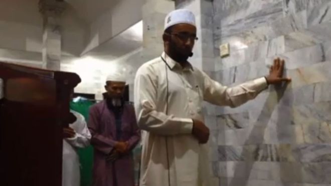 Viral Video Imam Shalat di Bali Tak Beranjak Saat Gempa Lombok