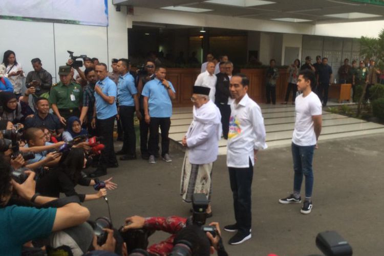 Tes Kesehatan, Dikawal Kaesang Jokowi Pakai Jins Ma’ruf Sarungan