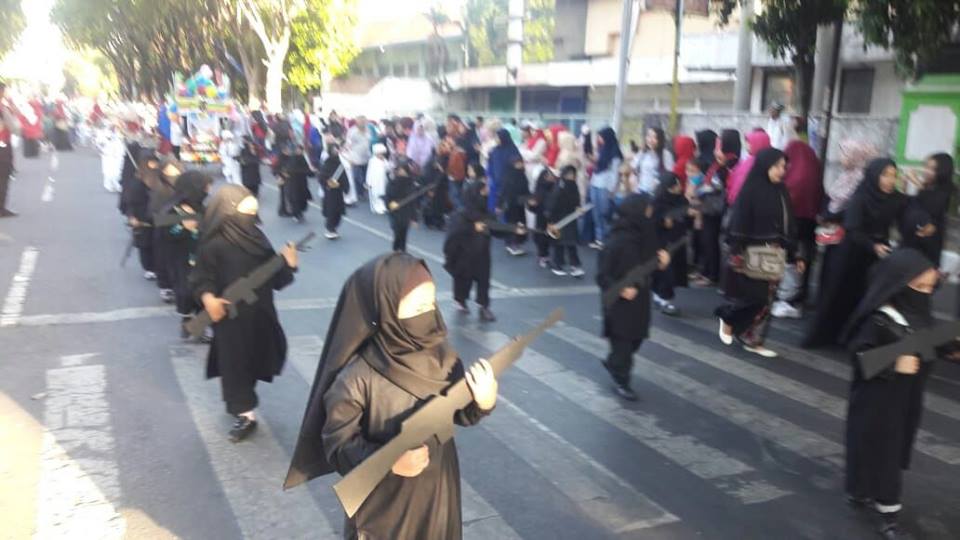 Viral, Video Karnaval Siswa TK Berkostum Cadar dan Senjata Mainan di Probolinggo