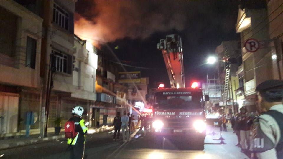 Kebakaran di Toko Obat Sehat dan Sinar Mas Cirebon Diduga Korsleting Listrik di Bagian Atap