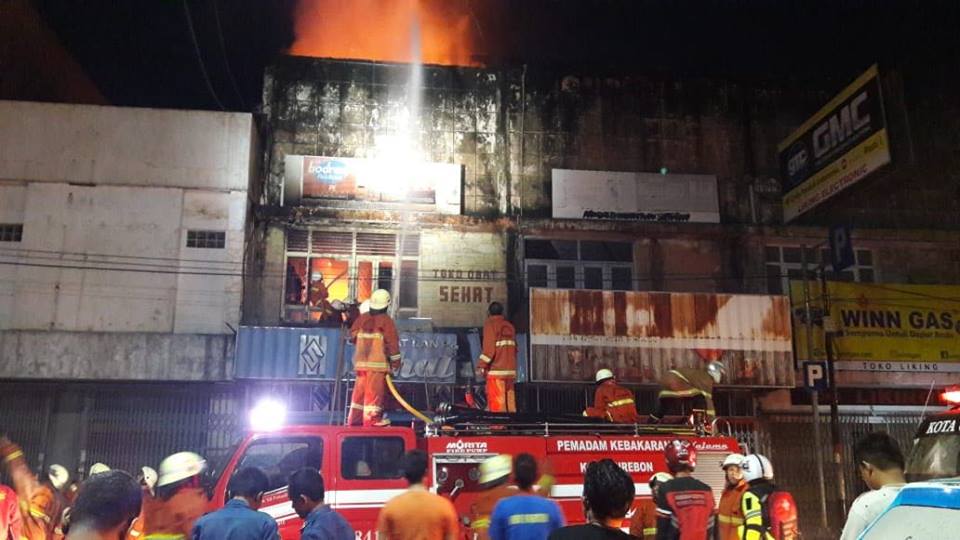 Dua Toko Di Pasuketan Dilalap Jago Merah