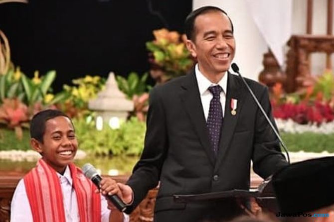 Ketika Joni Pemanjat Tiang Bendera Minta Sepeda dan Rumah ke Jokowi