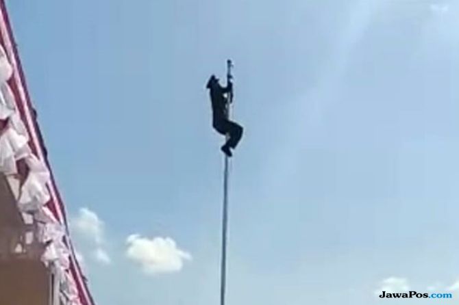 Saat Pengait Bendera Tersangkut, Serma Timbul Prawoto Panjat Tiang 9 Meter