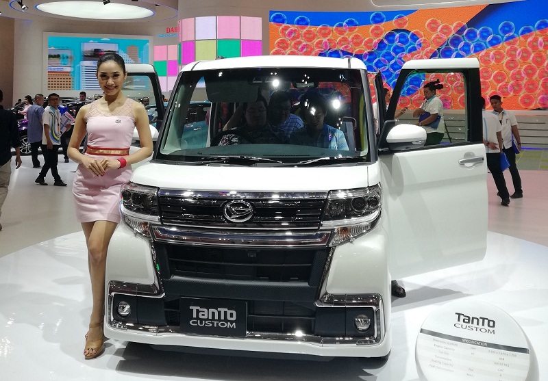 Daihatsu Tanto Custom Tampil Gaya di GIIAS 2018