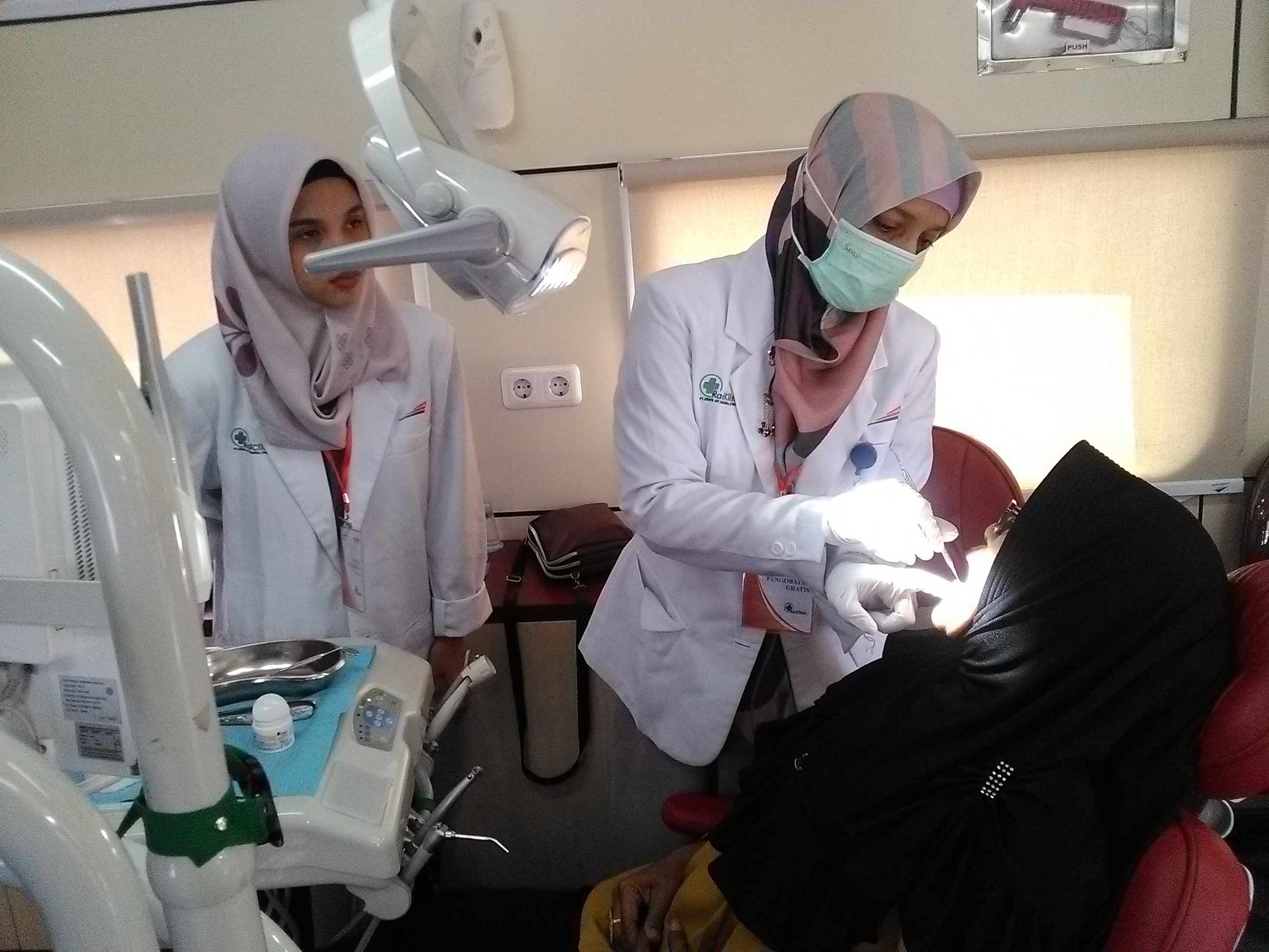 Gratis, Ratusan Warga Pegaden Subang Berobat di Rail Clinic