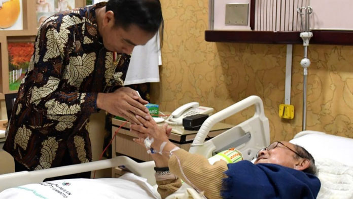 Dijenguk Jokowi Ngobrol soal SDM, Kondisi Habibie Membaik