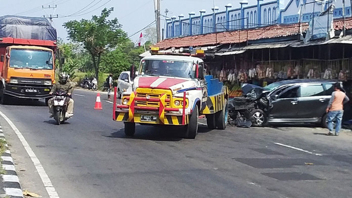 Lagi Beli Oleh-oleh, Kijang Diseruduk Xenia, 1 Tewas