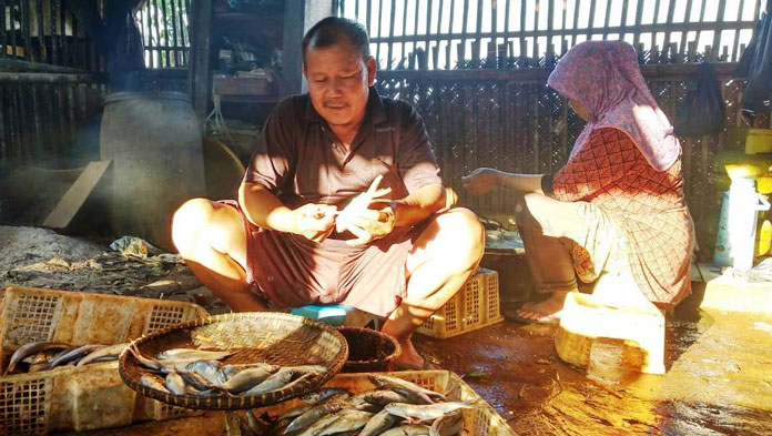 Warga Desa Sindanghayu Jaga Warisan Nenek Moyang Mengolah Ikan Pindang