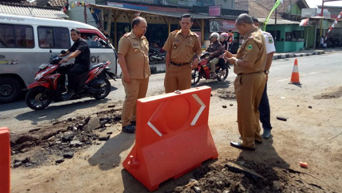 Jalan Raya Kadugede Ambles Akibat Pipa PDAM Pecah Mulai Dibongkar