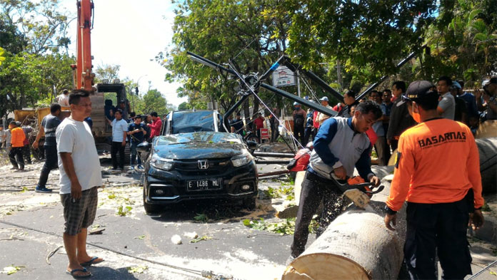 Akibat Angin Kencang Sehari, 1 Tewas, 13 Hilang di Laut