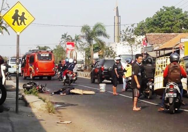 Senggolan, Penggendara Motor Tewas Terlindas Truk Gandeng di Jalur Pantura