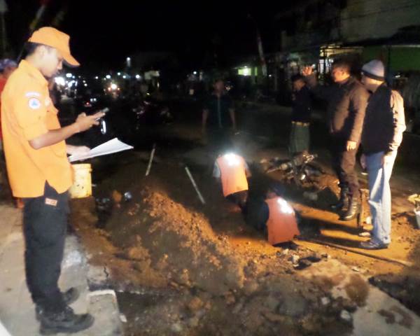 Pipa PDAM Kuningan Pecah, Jalan Raya Kadugede Amblas, Distribusi Air Bersih Terganggu