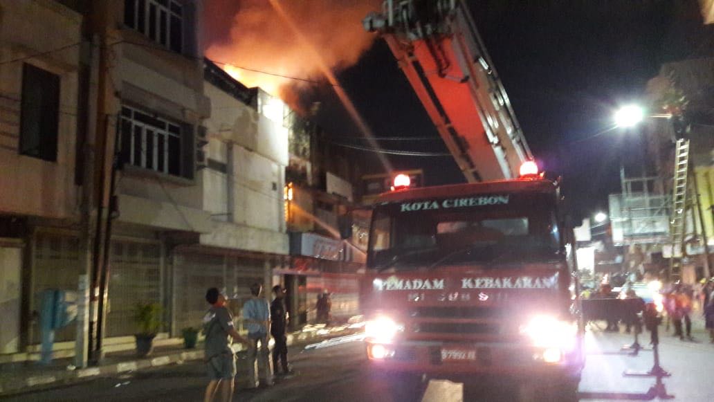 BREAKING NEWS: Kebakaran Hebat Menghanguskan Toko Obat di Pasuketan Cirebon