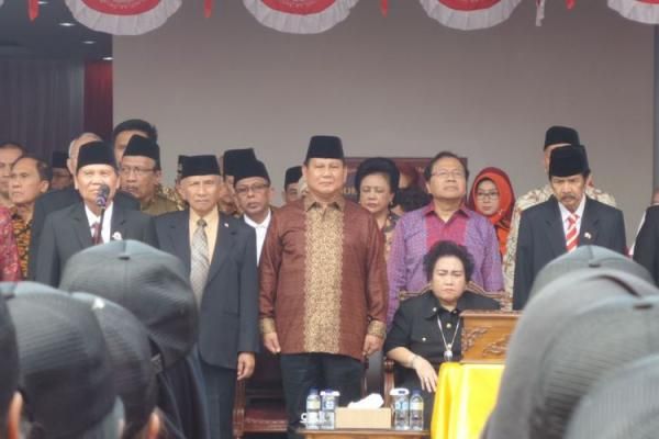 Peringatan Kemerdekaan di Universitas Bung Karno, Titiek Soeharto Temani Prabowo Subianto