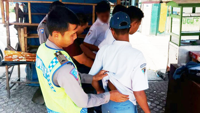 Asyik Nongkrong di Warung, Empat Pelajar Terciduk Polisi