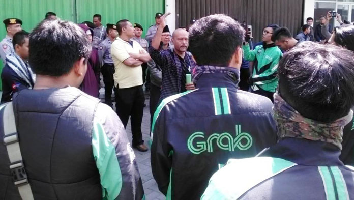 Puluhan Driver Taksi dan Ojek Online Geruduk Kantor Grab di CSB