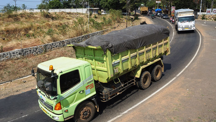 Berbahaya! Warga Minta Batasi Jam Operasional Truk Galian