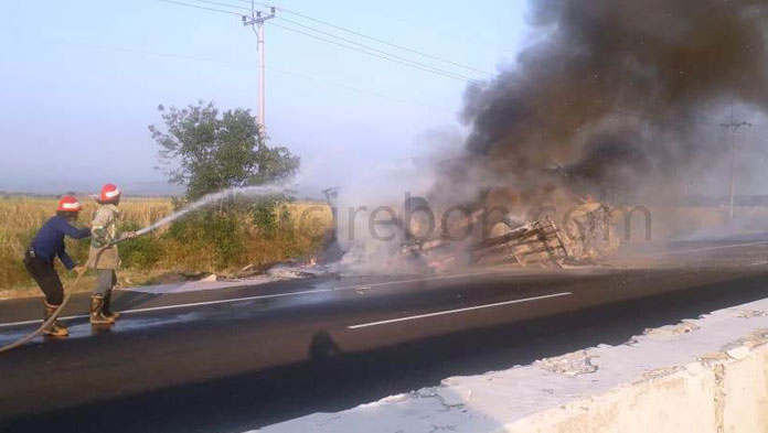 Tabrakan di Tol Kanci-Pejagan, Mobil Boks Terguling, Truk Fuso Terbakar