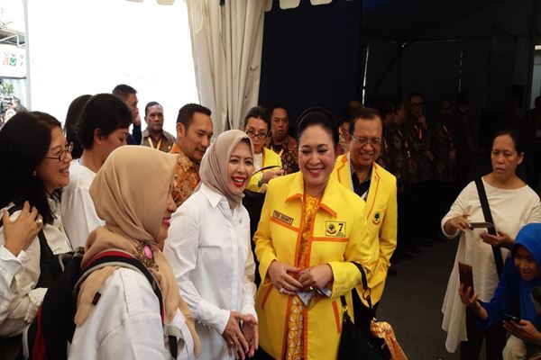 Tampak Sumringah, Titiek Soeharto Ikut Dampingi Prabowo Daftar Capres ke KPU