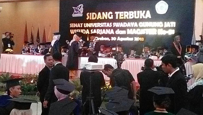 Selamat! 700 Mahasiswa Unswagati Cirebon Diwisuda