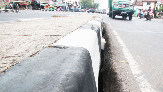 Hati-hati! Jembatan Kanggraksan Alami Penurunan Permukaan