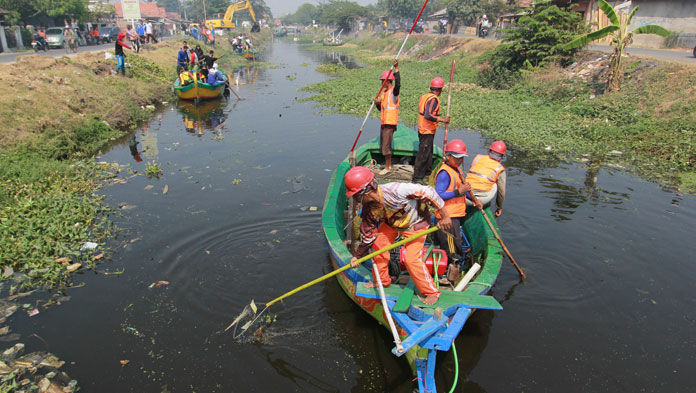 Ribuan Orang Serentak Bersihkan Sungai Cimanuk dan Prajagumiwang