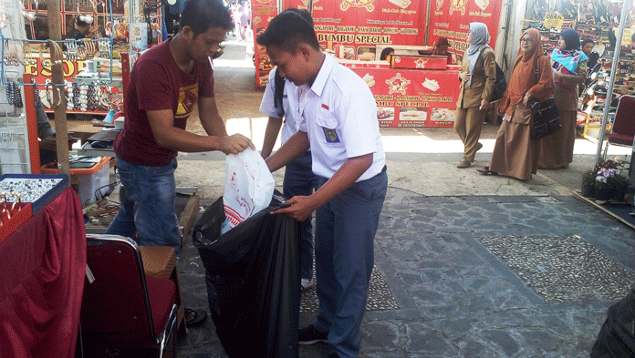 Keren, Siswa-siswa SMK Ini Pungut Sampah di Area Pekan Raya Kuningan