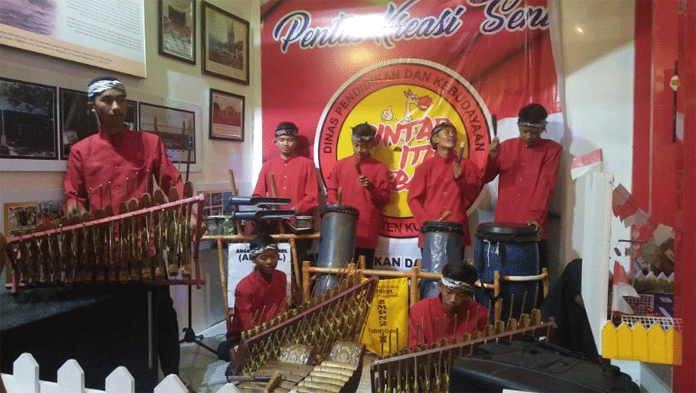 Pernah Tampil di TV Nasional, Juara Musik Tradisional Kuningan