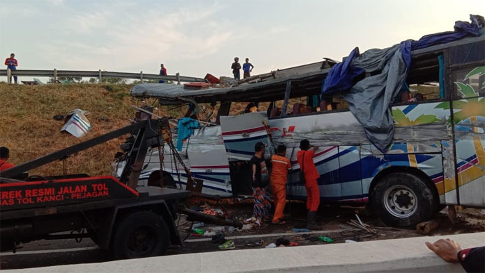 Bus Kecelakaan di Tol Pejagan-Kanci, 3 Korban Tewas dan 21 Orang Luka