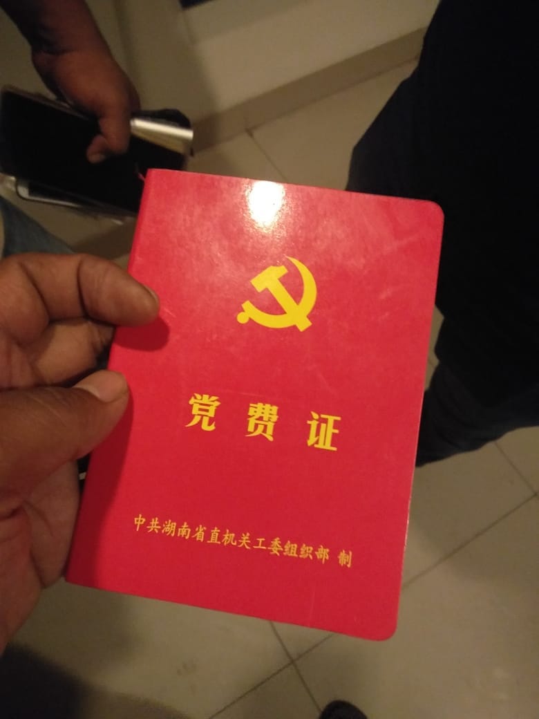 Aparat Imigrasi Jaring 6 WNA asal China Bawa Buku Regulasi PKC Bergambar Palu Arit