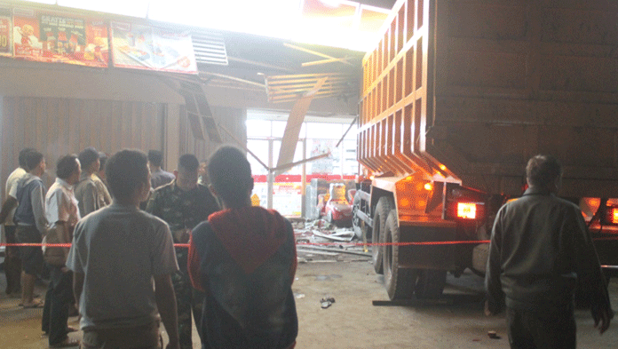 Tiba-tiba Fuso Hantam Minimarket di Panjalin, 1 Korban Tewas