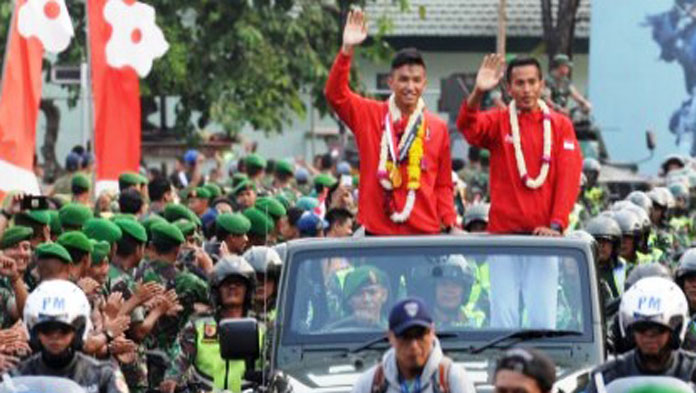 Rifky Peraih Emas Cabor Karate Disambut Kendaraan Tempur