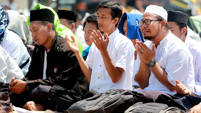 Perjuangkan Nasib, Ribuan Tenaga Honorer di Indramayu Istighotsah