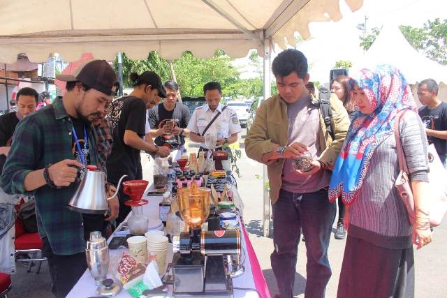 Asyiknya Ngopi Gratis Bareng KAI di Stasiun Kejaksan