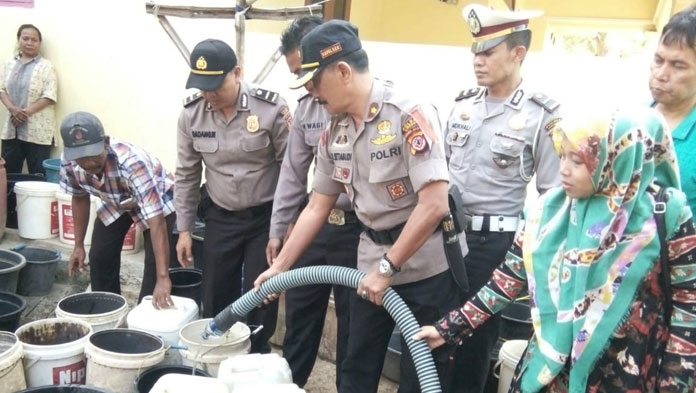 Kekeringan, Polres Cikab Salurkan Bantuan Air Bersih