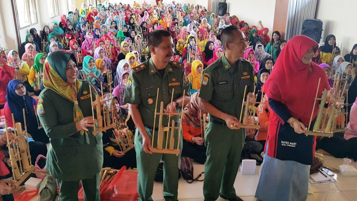 Guru dan Kepala TK Berlatih Angklung