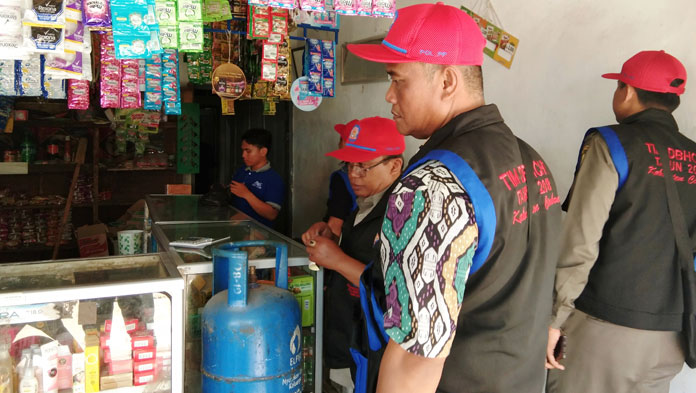 Petugas Sisir Warung, Temukan 10 Merek Rokok Ilegal, Bercukai Kedaluwarsa