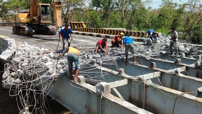 Jembatan Dibongkar, Lalu Lintas Desa Bandengan-Desa Citemu Tersendat