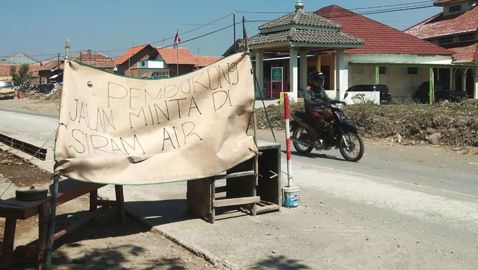 Warga Desa Sambeng Protes Debu Betonisasi Jalan