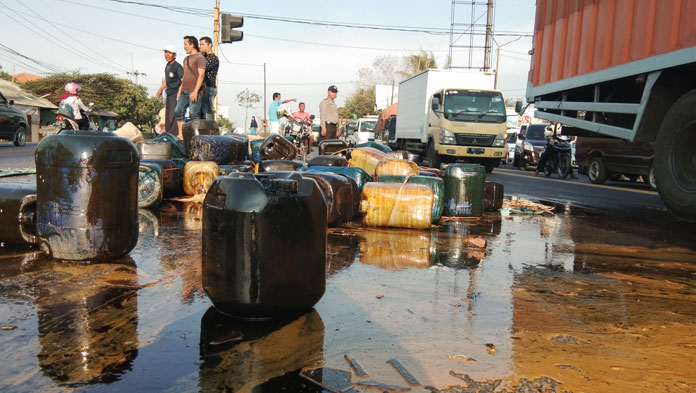 7 Kendaraan Tabrakan Beruntun, Satu Terguling, Muatan Limbah Tetes Tebu Tercecer di Jalan