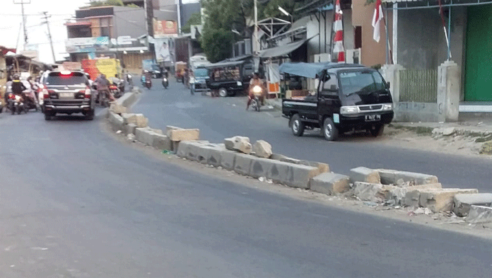 Median Rusak Ganggu Pengguna Jalan