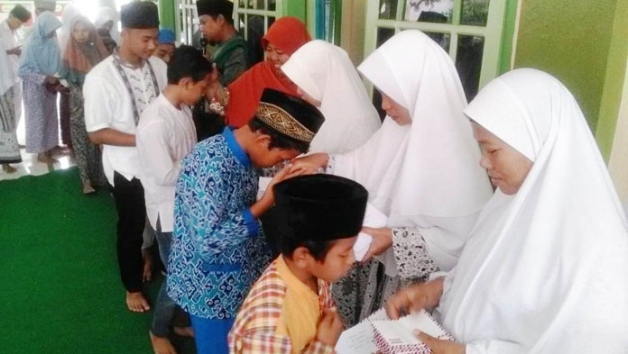 Peringati Asyura, Majelis Taklim Al-Qonaah Santuni Anak Yatim