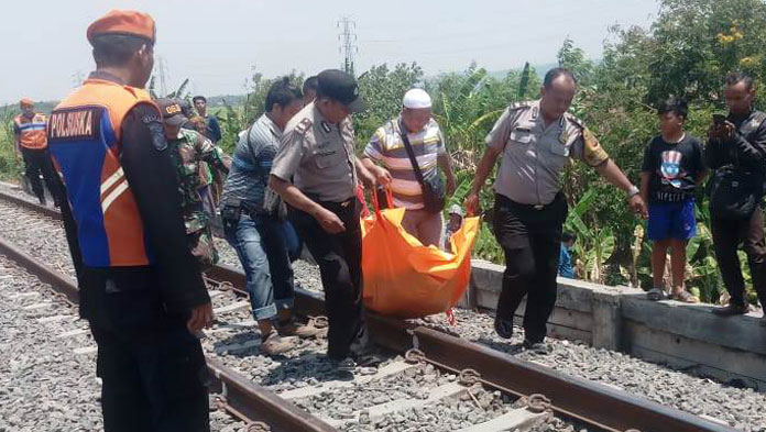 Pemotor Asal Banjarwangunan Tewas Tertabrak KA Sawunggalih di Mundu